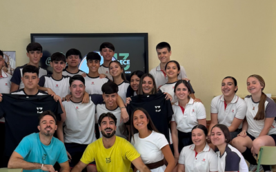 Dos jóvenes emprendedores comparten su experiencia con el alumnado de 4.º de ESO de Economía y Emprendimiento